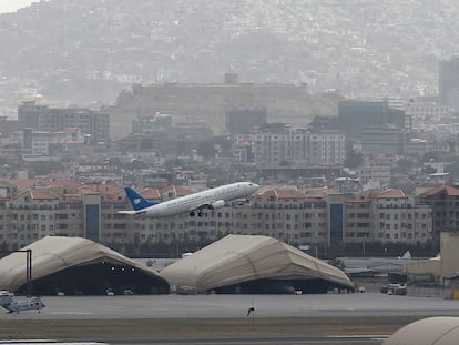 Un avión de las líneas aéreas afganas despega este sábado del aeropuerto de Kabul.