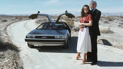 John DeLorean y su mujer, la modelo Cristina Ferrare, posan delante del mítico DeLorean DMC-12 en 1979. |