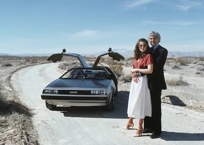 John DeLorean y su mujer, la modelo Cristina Ferrare, posan delante del mítico DeLorean DMC-12 en 1979. |