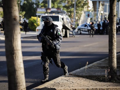 Policías estatales durante un operativo en Culiacán, en una imagen de archivo.