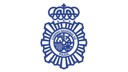 <b>Año de creación</b>. 1986.</p> <b>Qué significa este diseño</b>. El Cuerpo Nacional de Policía surgió de la integración de los cuerpos Superior de Policía y de Policía Nacional, por lo que se pidió al estudio de José María Cruz Novillo realizar toda la imagen de la institución. Lo primero que se hizo fue cambiar el color de todo el Cuerpo.</p> <b>Cómo fue el proceso creativo</b>. Que los policías nacionales en España vistan de azul no es casualidad o algo heredado del pasado, es ideario de Cruz Novillo. Así nos lo cuenta: “De mis viajes fuera de España siempre gustaron los uniformes de los países anglosajones, los ingleses y estadounidenses. Por eso cuando recibí el encargo de crear toda la imagen del Cuerpo Nacional de Policía quise que fuera azul marino. Había que huir del gris o del marrón en esa época anterior a 1986. Además del logotipo y los uniformes diseñamos los correajes, las fundas del armamento, la identificación de las comisarías y vehículos, las placas policiales… Hicimos un trabajo muy denso que, aún hoy, apenas ha cambiado”.