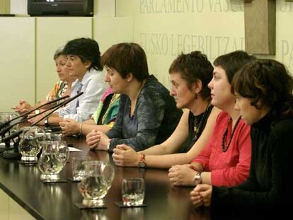 Parlamentarias del Partido Comunista de las Tierras Vascas (EHAK), en la Cámara de Vitoria.