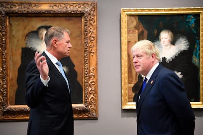 El presidente de Rumania, Klaus Werner Iohannis, charla con el primer ministro británico, Boris Johnson, en el Museo del Prado. Tras ellos, un retrato de la reina Ana de Austria pintado por Rubens en 1622. Los líderes cenaron juntos en el claustro del Museo y como obsequio recibieron monedas acuñadas por la Fábrica Nacional de Moneda y Timbre con motivo del 275º aniversario del nacimiento de Francisco de Goya.