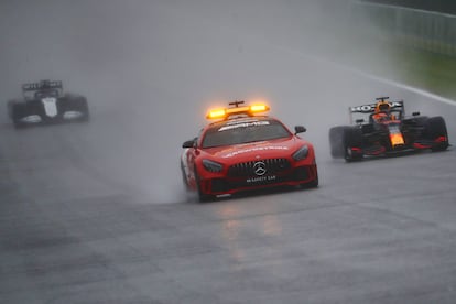 Verstappen conduce detrás del safety car durante el GP de Bélgica este domingo en el circuito de Spa.