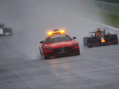 Verstappen conduce detrás del safety car durante el GP de Bélgica este domingo en el circuito de Spa.
