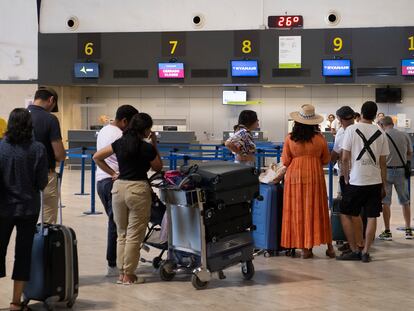 Mostradores de Ryanair en el aeropuerto de Sevilla.