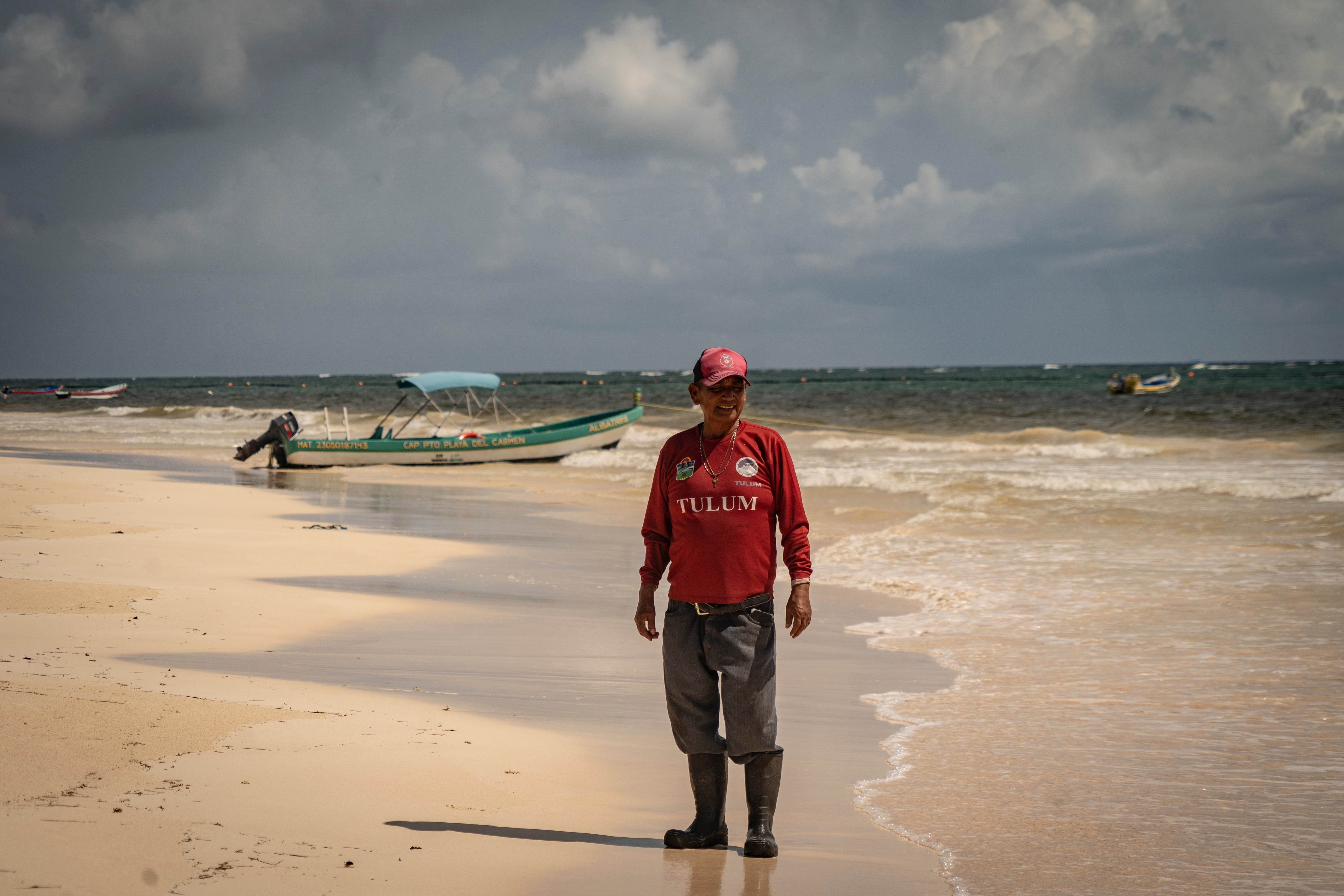 Un trabajador observa el mar al interior del Parque Nacional de Tulum, en Quintana Roo, el 19 de octubre.