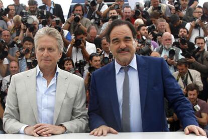 Michael Douglas y Oliver Stone en la presentación de su película en Cannes.