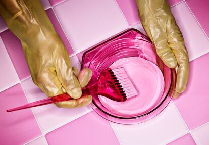 hand with gloves preparing hair tint