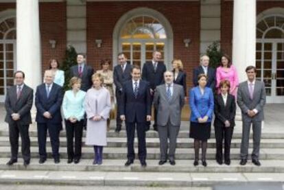 Foto de familia del primer Gobierno de José Luis Rodríguez Zapatero.