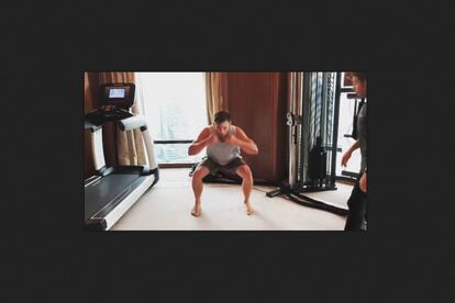 <p>La rutina de Chris Hemsworth <a href="https://www.instagram.com/p/BrNrGjMHWY1/" rel="nofollow" target="_blank">fatiga solo con verla</a>. El bueno de Thor se apunta a <strong>una rutina de alta intensidad en pocos segundos</strong>. Incluida una sentadilla rápida con piernas juntas. "En esta postura, el trabajo se localiza más en la musculatura del cuádriceps”, sentencia Gustavo Rodríguez. Que tampoco es malo. "El ejercicio combinado y rápido que realiza este actor lleva consigo un entrenamiento cardiovascular intenso, con gran implicación muscular. La combinación de este tipo de ejercicios lleva a una alta mejora a nivel muscular de todo el tren inferior y la musculatura del <em>core</em>".</p>