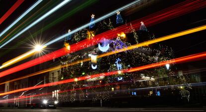 Luces navideñas en el pub Churchill Arms en Kensington, al oeste de Londres, 6 de diciembre de 2013.