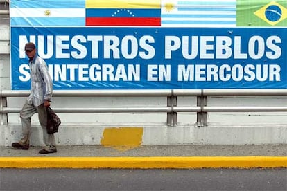 Un cartel de Mercosur colocado en una calle de Caracas.