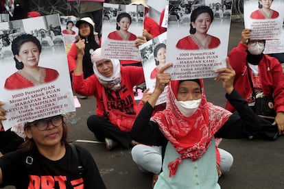 Trabajadoras sostienen pancartas que muestran a la presidenta del Consejo Representativo del Pueblo de Indonesia, Puan Maharani, con el lema "1000 mujeres buscan a la señora Puan para aprobar un proyecto de ley para proteger a las trabajadoras domésticas', durante una manifestación en Yakarta, la capital de Indonesia.