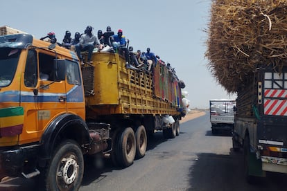 Desde el estallido de la guerra en Sudán hace un año, 6,5 millones de personas se han desplazado a lugares más estables dentro del país, y dos millones se han refugiado fuera. La violencia en Jartum provocó que miles de sudaneses escaparan al mes del inicio de la contienda. Para muchos, la mejor opción era dirigirse hacia el sur, hacia Wad Madani. Esta imagen fue tomada en junio de 2023, cuando muchas familias compartieron un camión para trasladarse.