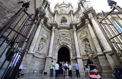 Ambiente turístico en la catedral de Valencia.