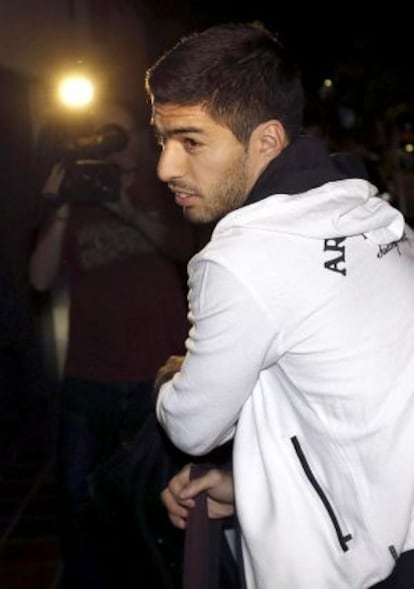 Luis Suárez, durante sua chegada a Barcelona.