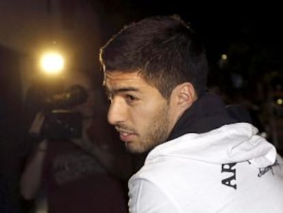 Luis Suárez, durante sua chegada a Barcelona.