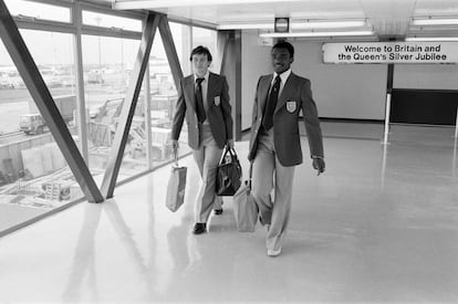 Laurie Cunningham, con un compañero de equipo en el aeropuerto de Heathrow, en mayo de 1977.