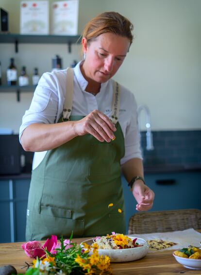 Bustos termina uno de sus platos con unos pétalos de tajetes. 