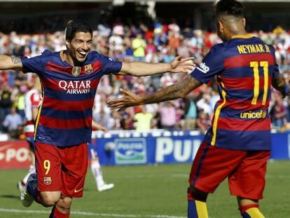 Luis Su&aacute;rez, del FC Barcelona, celebra un gol con su compa&ntilde;ero Neymar, en la &uacute;ltima jornada de la Liga 2015/2016