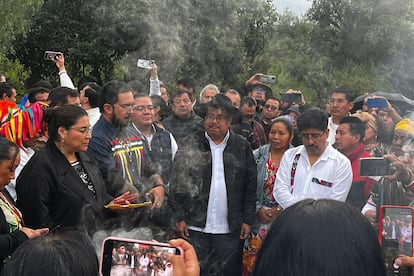 Ceremonia de consagración de los bastones de mando para los nuevos ministros, en Cuicilco, Ciudad de México.