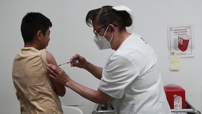 Una trabajadora de salud vacuna a un niño contra el sarampión en Ciudad Juárez, Chihuahua.