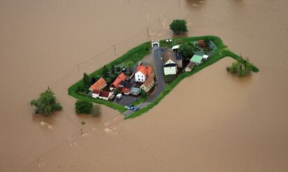 Las aguas del río Mulde rodean las casas en el norte de Eilenburg, al este de Alemania, 3 de junio de 2013.