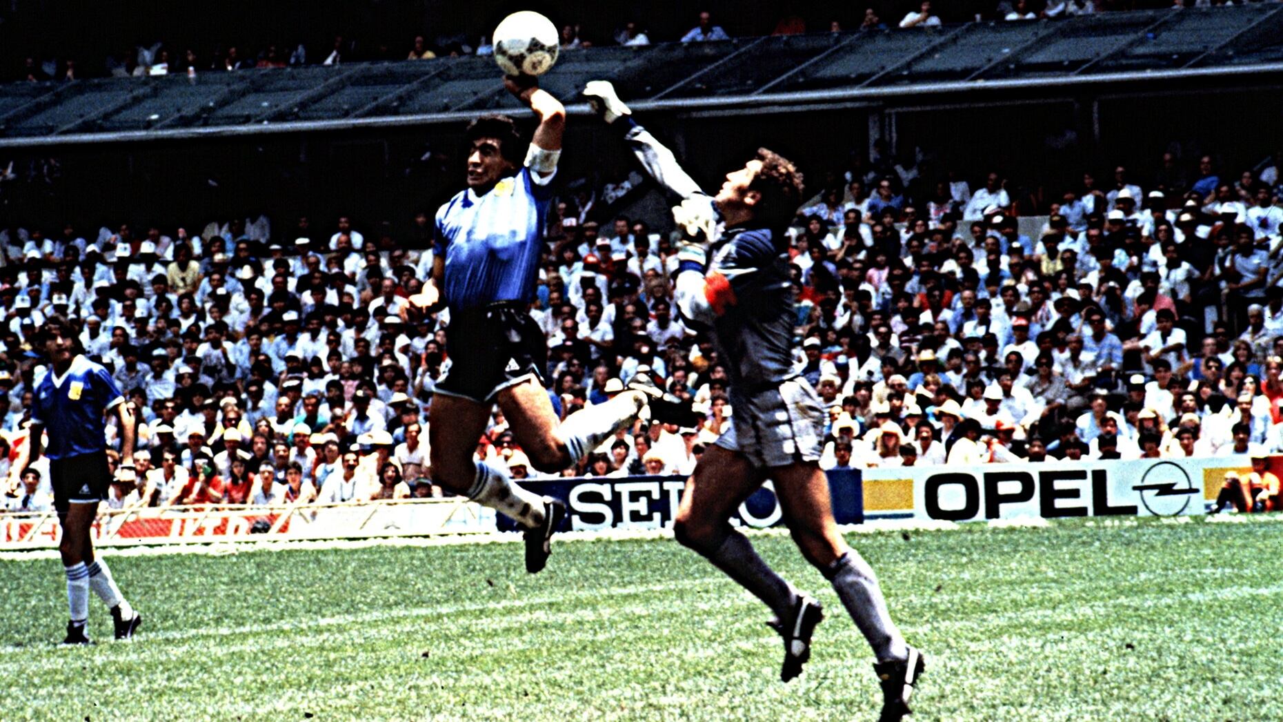 “¡Traigo la foto, traigo la foto!”: la historia gráfica del gol de Maradona con la mano a Inglaterra