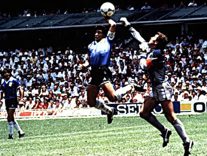 Maradona y 'la mano de Dios' ante Inglaterra, en el Mundial de México 86.
