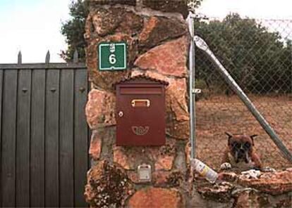 La puerta del chalé de Pasquale Belsito en Valdemorillo (Madrid).