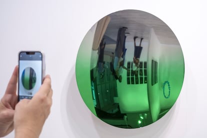 La obra de arte ‘Organic green to Clear’, de Anish Kapoor, en Art Basel 2025.