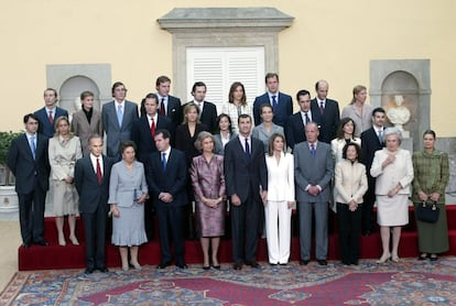 7 de noviembre de 2003. La primera foto de familia después de la pedida de mano del príncipe Felipe a Letizia Ortiz Rocasolano.