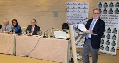 El reelegido presidente de Hosbec, Toni Mayor, en la asamblea de la patronal hotelera.