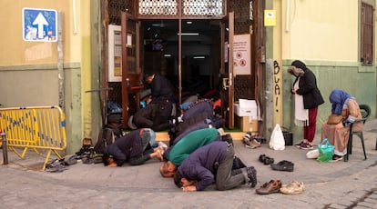 The Muslim faithful pray at the doors of Baitul Mukarram mosque in Lavapiés, Madrid.