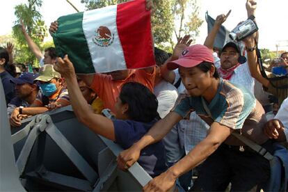 Integrantes de la Asamblea Popular de los Pueblos de Oaxaca durante enfrentamientos con la Policía Federal Preventiva