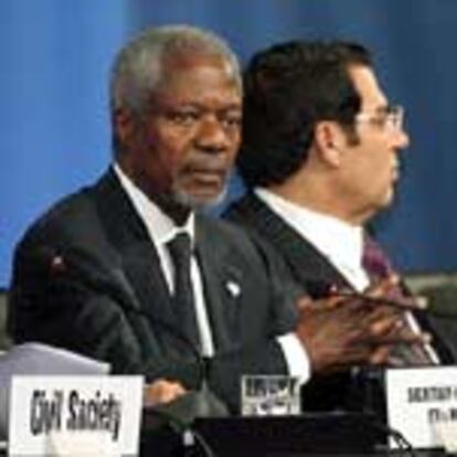 El secretario general de la ONU, Kofi Annan (en el centro), durante la inauguración de la Cumbre sobre la Sociedad de la Información en Túnez.