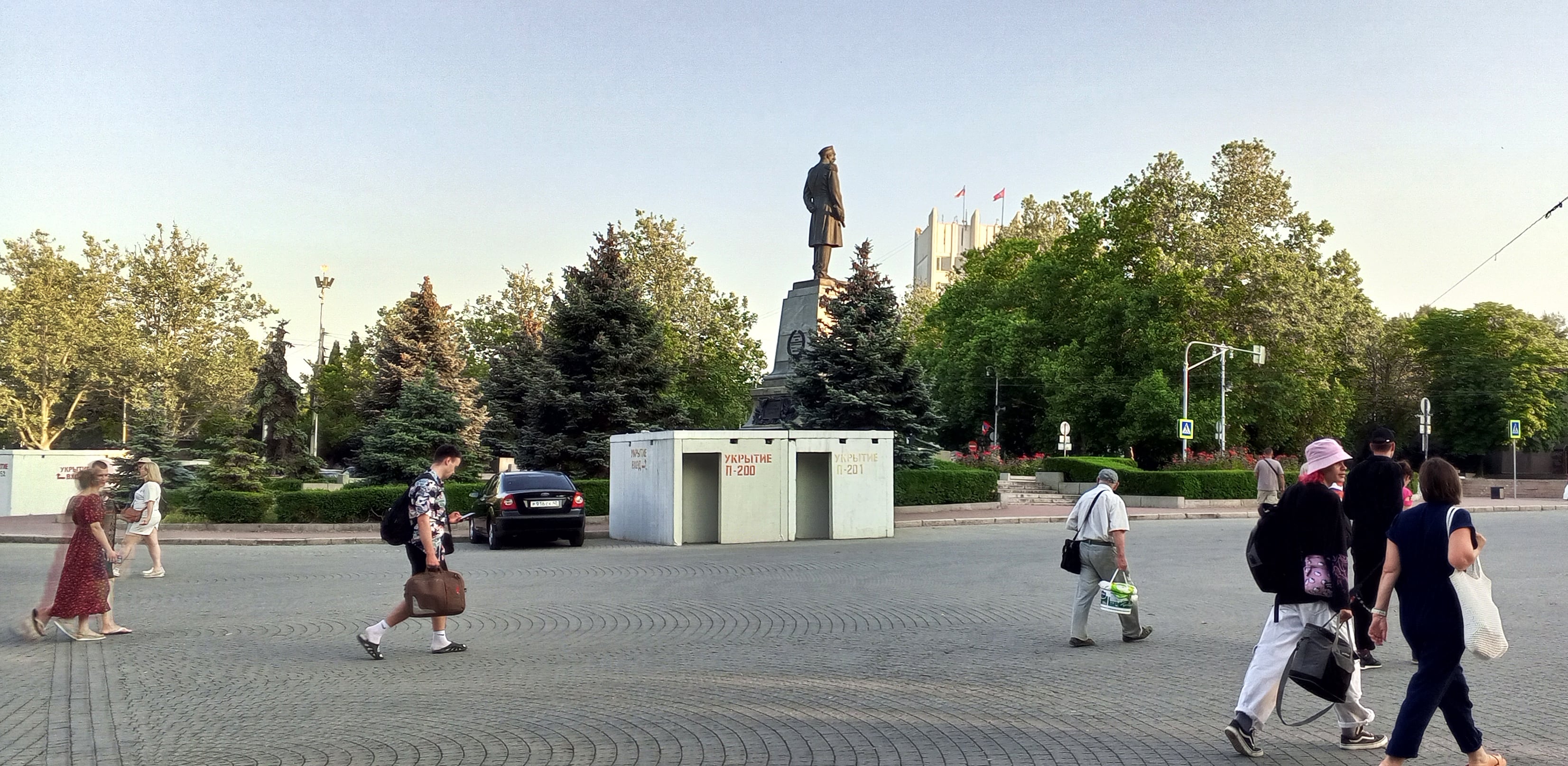 Un refugio en el centro de Sebastopol, junto a la estatua del almirante ruso Pável Najimov, distinguido en la Guerra de Crimea (1853-1856).