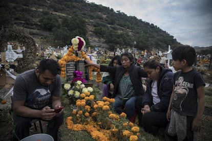 La familia Martínez se reúne en la tumba de Eduardo Martínez padre y esposo. Eduardo murió a consecuencia de un disparo. Una de las consecuencias que la pandemia ha dejado en la zona periférica de la ciudad es el aumento de la violencia. Su familia asegura que desde el mes de mayo los asaltos se incrementaron en su barrio.