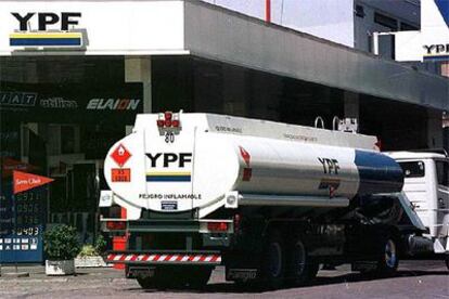 Camión de reparto de combustible de YPF ante una gasolinera.