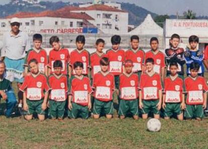 Neymar (de faixinha vermelha na cabeça) e, à sua esquerda, Léo Baptistão, nos tempos de Portuguesa Santista.