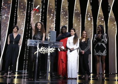 La directora Houda Benyamina recibe el premio Cámara de Oro (Caméra d'Or).