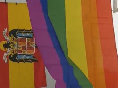 La joven ha colgado una bandera LGTBI para tapar la de su vecino.