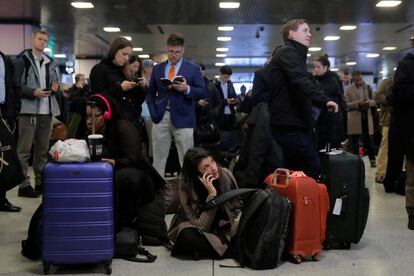 Pasajeros se ven obligados a esperar en los aeropuertos debido a la tormenta. Más de 2.400 vuelos han tenido que ser cancelados.