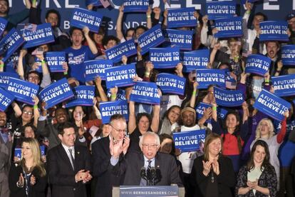 El demócrata Bernie Sanders ha vencido holgadamente a Clinton al lograr un 60% de los votos. En la imagen, Sanders tras los buenos resultados en New Hampshire, el 9 de febrero de 2016.