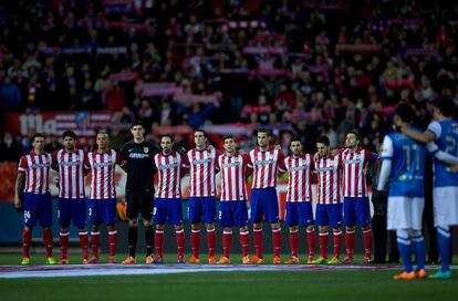 Los jugadores del Atlético en el cesped del Calderón