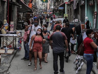 Decenas de personas en un centro comercial de Río de Janeiro.