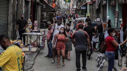Decenas de personas caminan por el centro comercial de Saara, en Río de Janeiro, en julio pasado.