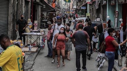 Decenas de personas en un centro comercial de Río de Janeiro.