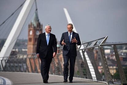 Major y Blair, juntos en Derry, Irlanda del Norte.